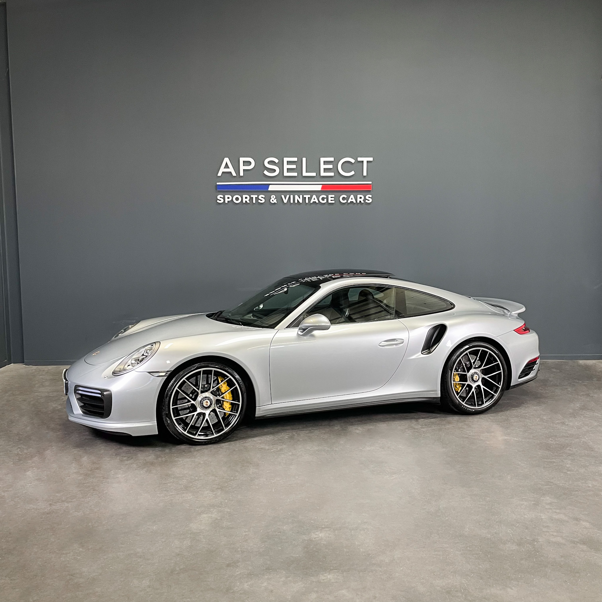 Photographie d'une Porsche 991.2 TURBO S vue de trois quarts face dans les locaux d'AP SELECT